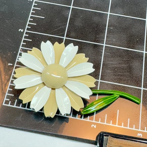Vintage Enamel on Metal Flower Brooch Pin White and Beige Floral Spring Costume - Picture 4 of 4